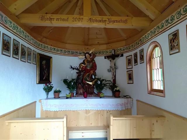 Aus der Kapelle in Alpbach wurde das Kruzifix (rechts im Bild) und ein Weihbrunnen gestohlen.