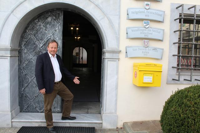 Bürgermeister Johann Schuster zeigt das erste Hindernis am Weg zum Amt.