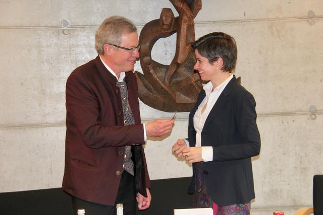Symbolische Schlüsselübergabe: Michael Aichner mit Neo-Obfrau Michaela Hysek-Unterweger.