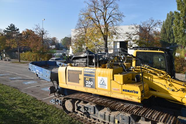 Das ist der Bagger, dem ein Betonteil draufgefallen ist.