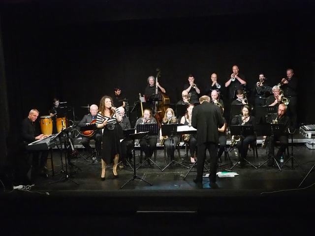 Das Iron Street Jazz Orchestra mit Gesangssolistin Ulrike Tropper im Stadttheater Leoben.