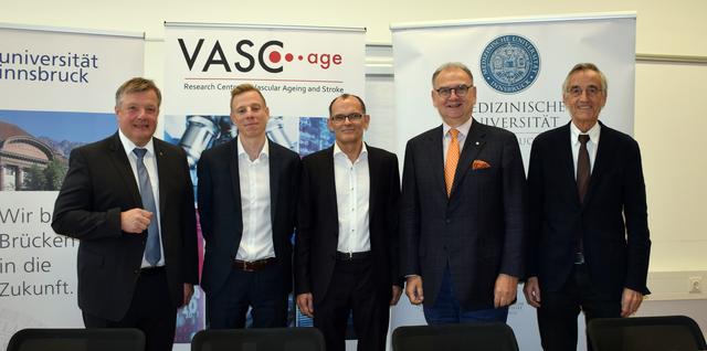 Bernhard Tilg (Landesrat für Gesundheit, Pflege, Senioren und Wirtschaft), Matthias Ullrich (Geschäftsführer der VASCage GmbH), Stefan Kiechl (wissenschaftlicher Leiter von VASCage), W. Wolfgang Fleischhacker (Rektor der Medizinischen Universität Innsbruck) uns Tilmann Märk (Rektor der Leopold-Franzens-Universität) freuen sich über das Forschungsprojekt.