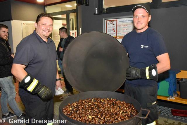 Robert Friedl und Manuel Leiner sorgten für frisch gebratenen Maroni.