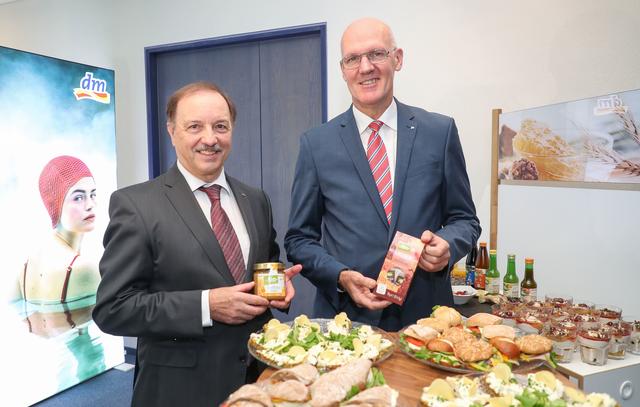 dm-Vorstand Manfred Kühner und Martin Engelmann, Vorsitzender der dm-Geschäftsführung sind zufrieden mit dem Erfolg im Bereich Gesundheit und Nachhaltigkeit.