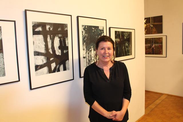 Kunstprofessorin Evelyn Kolouch mit ihren Arbeiten.