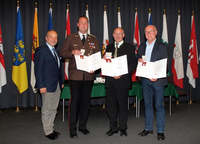 V. l.: Werner Watzinger (Kaufmännischer Direktor Rotes Kreuz OÖ), Stefan Wallner, Siegfried Kasbauer und Johann Kislinger.