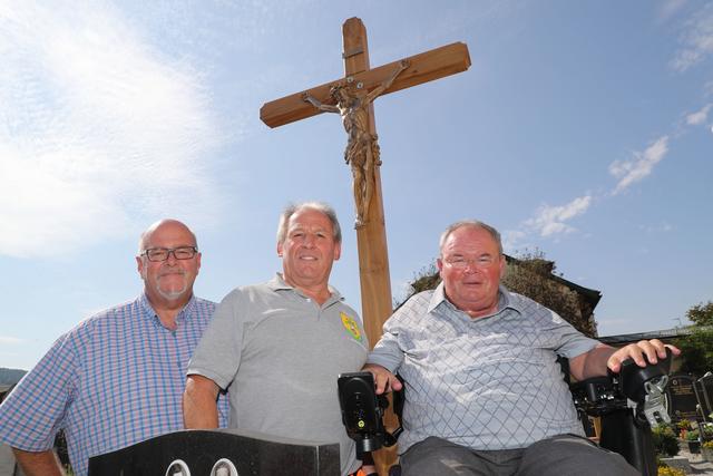 Josef Winkler (Zimmerei Winkler), Bauhofleiter Martin Schmidhuber und SBW-Leiter Bernhard Iglhauser vor dem neuen Kreuz.