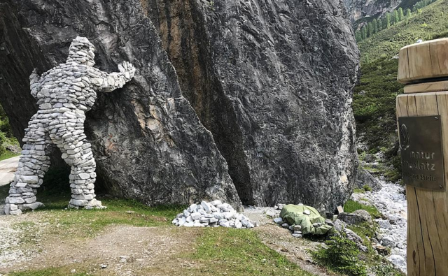 Naturschauplatz gespaltener Stein im Pinnistal.