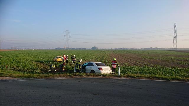 Die beiden Pkw krachten im Kreisverkehr zusammen und kamen erst am Feld zu stehen.