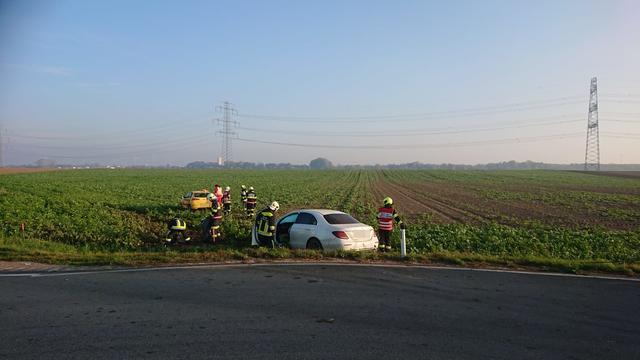 Die beiden Pkw krachten im Kreisverkehr zusammen und kamen erst am Feld zu stehen.  | Foto: FF Deutsch-Wagram