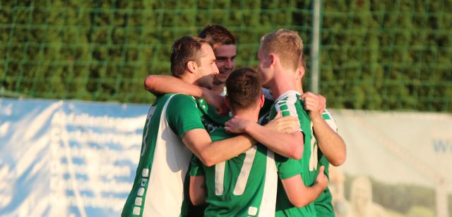 Bezirksliga Nord: Die Freistädter rund um Capitano Roman Lanzerstorfer (l.) wollen heute, Freitag, auch in Hellmonsödt jubeln.