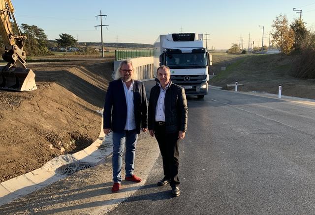 Bürgermeister Rupert Dworak (r.) mit Stadtrat Gerhard Windbichler bei der Besichtigung der neuen Unterführung.
