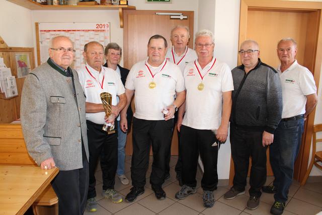 Seniorenbund Obertrum: Raimund Spruzina mit den Siegern Roman Pötzelsberger, Peter Fritz, Franz Mödlhammer und Josef Scharberg, und den Organisatoren Hedi und Josef Wirthenstätter und Gottfried Aigner.
