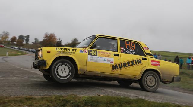 Bei der Herbstrallye bewegte sich Martin Gruber mit seinem Lada 2107 über die nebeligen Sonderprüfungen.