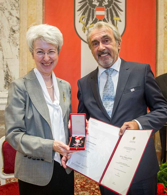 Silbernes Ehrenzeichen der Republik für Wolfgang Kiener, überreicht von Bundesministerin Elisabeth Udolf-Strobl.