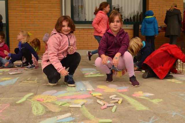 Im Zuge der Aktion "Schön GEHmalt" haben die Volksschulkinder den Marktplatz mit tollen Kunstwerken bemalt. | Foto: Gemeinde