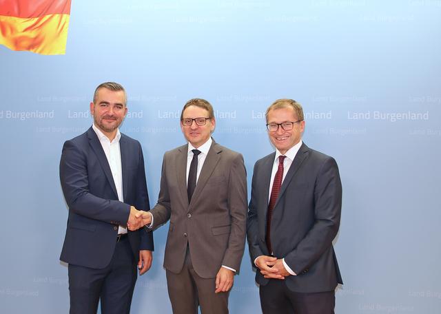 Infrastrukturlandesrat Heinricht Dorner (li.) und Landesholding-Geschäftsführer Hans Peter Rucker (re.) präsentierten den neuen Belig-Geschäftsführer Gerald Goger.