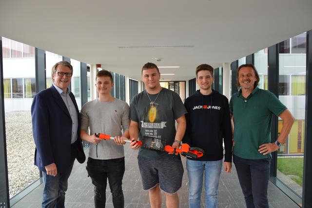 Direktor Wolfgang Bodei, Borna Jajetic, Jimmy Netocny, Gabriel Kopper und Betreuer Walter Führer