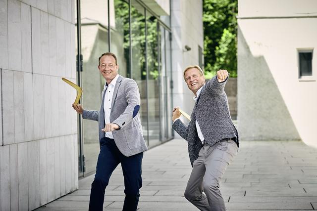Die beiden Geschäftsführer Enrico Schnell und Ewald Ottradovetz beim dynamischen Fotoshooting mit dem teampool Markenzeichen.