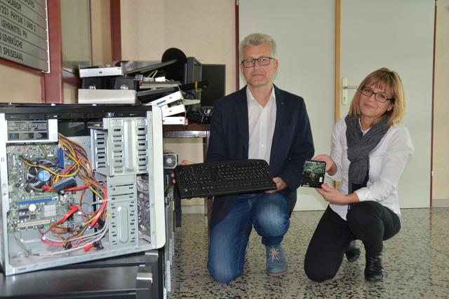 Die Computer des Gymnasiums brauchen dringend ein Update, erklären Direktor Josef Spreitz und Elternvereinsobfrau Claudia Sitz.