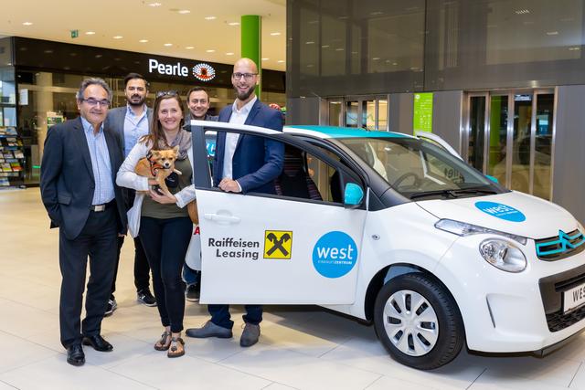Karl Weingrill (Center Manager west), Ahmet Söyler (teleplanet), Benjamin Scherer (YESCA) und Patrick Giesinger (Raiffeisen-Leasing) übergeben der Gewinnerin Isabel Beirer den neuen Citroën.