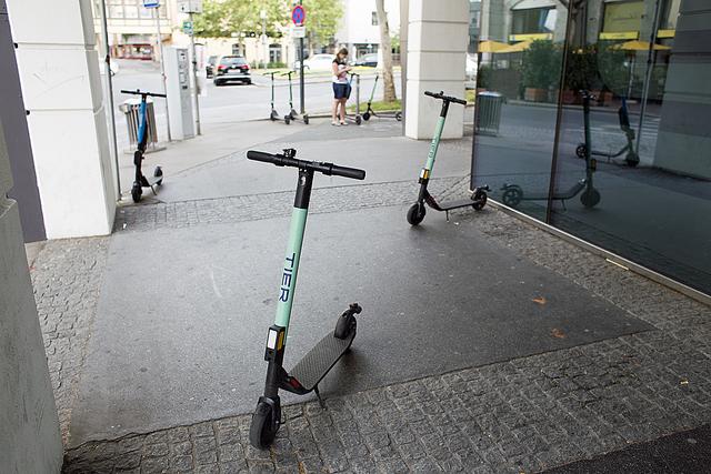 Am Gehsteig abgestellte E-Scooter sind für Fußgänger eine unangenehme Behinderung.