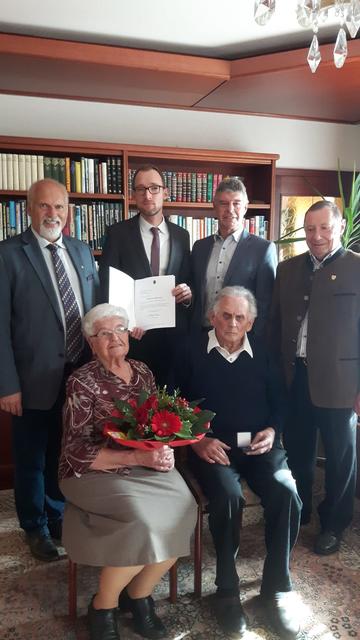 Wolfgang Roiser (2.v.l.) von der Bezirkshauptmannschaft St.Pölten überbrachte die Glückwünsche unserer Landeshauptfrau Johanna Mikl-Leitner und überreichte dem "eisernen Paar" zwei Golddukaten als Ehrengabe des Landes Niederösterreich.