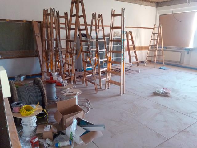 Sämtliche Klassenzimmer wurden neu ausgemalt, auch die Decken wurden erneuert.