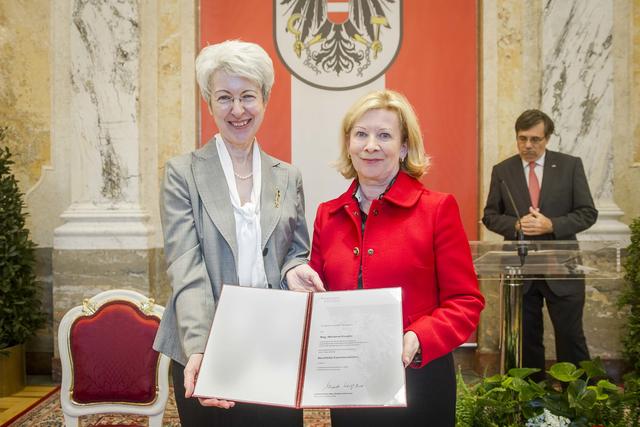 Udolf-Strobl überreichte das Ehrenzeichen an Marianne Kusejko.
