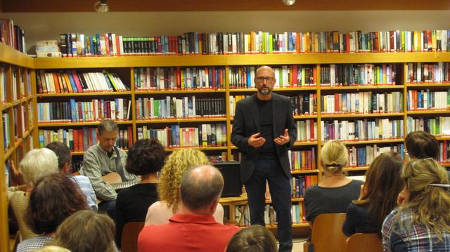 Erfolgsautor Heinrich Steinfest stelle in der Bücherei Axams sein neuestes Buch vor und fand aufmerksame Zuhörer. | Foto: Nina Madl