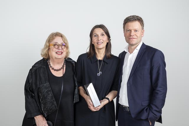 V. l.: Initiatorin und Preisstifterin Dagmar Chobot, Preisträgerin Anne Schneider aus Enns und Günter Schönberger, Geschäftsführer der Stiftungspartnerin Bildrecht
