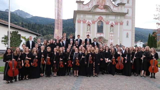 Alle Mitwirkenden in der Apsis "unterzubringen", war ebenso eine logistische Meisterleistung wie die "Verteilung" der Sitzplätze in der übervollen Kirche.