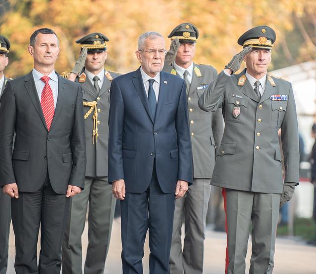Bundeskanzler Alexander van der Bellen zollte auch den Rekruten seinen Respekt.
