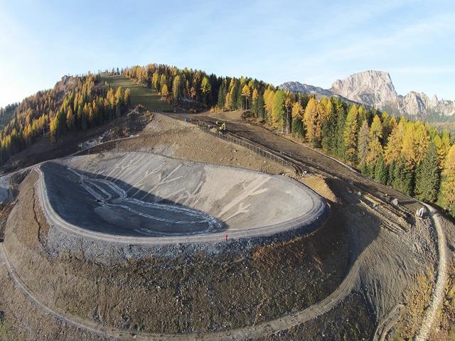 Der neue 110.000 Kubikmeter Speicherteich Tressdorfer Alm wird ab Saison 20/21 den alten Teich ablösen - damit ist die Wasserversorgung für die Zukunft verlässlich gesichert.