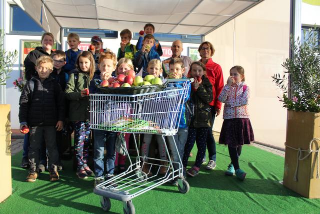 Die 2. Klasse der Volksschule Lendorf besuchte mit Lehrerin Elke Grabner und Begleitmama Daniela Gruber den örtlichen ADEG Markt von Christoph Hinteregger.