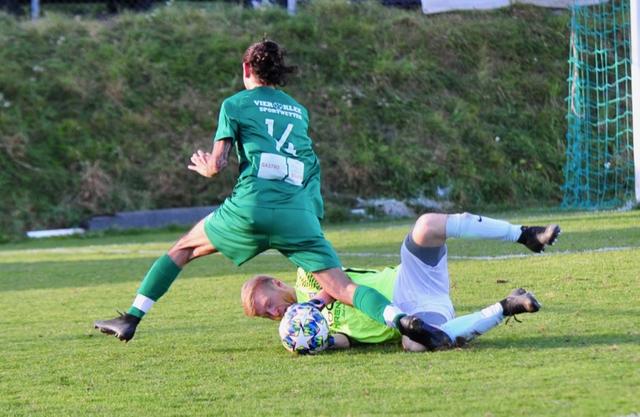 Eine der wenigen Offensivaktionen der Völser beendete Natters-Goalie Jakob Haller gegen Deniz Kiran in Klassemanier!