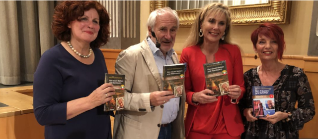 Barbara Reischl, Michael Schottenberg, Evelyne Oswald und Karin Almer-Schalk am Büchertisch | Foto: Almer