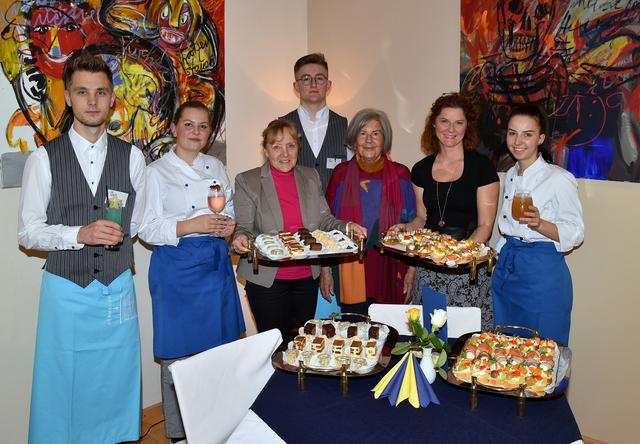 Vernissage "Kunst & Genuss" mit Herta Hofer in der KostBar der HLW Hermagor, mit Direktorin Elke Millonig und Fachvorständin Wilma Szöke und ihrem Team