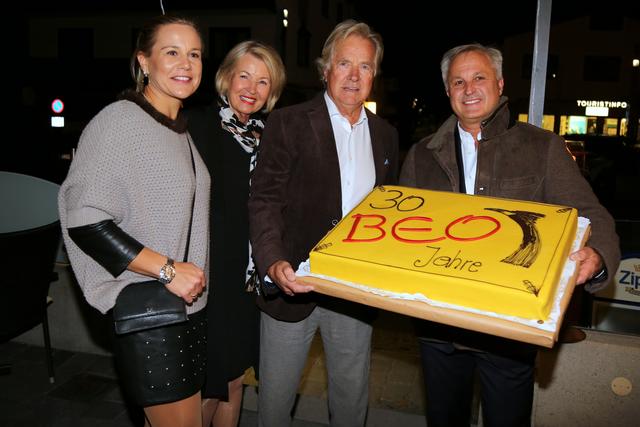 Erika Jansenberger, Eva und Franz Moosbrugger und Hans Jansenberger mit Riesentorte.