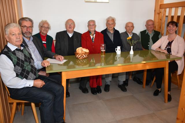 Tag der Pabneukirchner Senioren - Seniorenbundobmann Josef Lumetsberger, Bürgermeister Johann Buchberger, beide links, und Vizebürgermeisterin Barbara Payreder, rechts, mit den ältesten Teilnehmern. Älteste Teilnehmerin Rosa Raab, Mitte, 93.