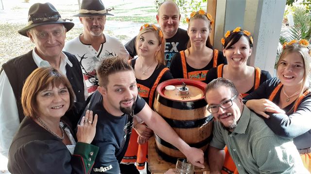 Gemeinderätin Rosa Ehold, Vize Andreas Hofer, Bürgermeister Walter Jeitler, Zapfmeister Roland Rath, Ulli Melcher, Küchenmeister Robert Weninger, Jeannine Widermann, Chefin Nadja Rottensteiner, Christoph Heissenberger und Anja Pfalzer (v.l.) scharen sich ums Fassl. | Foto: RAXmedia