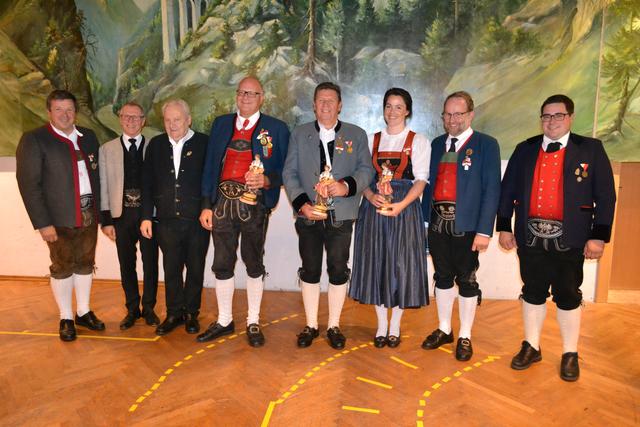 Langjährigen Ausschussmitgliedern wurde gedankt. Bgm. Anton Mallaun (3.v.l). gratulierte. | Foto: Stefanie Plank