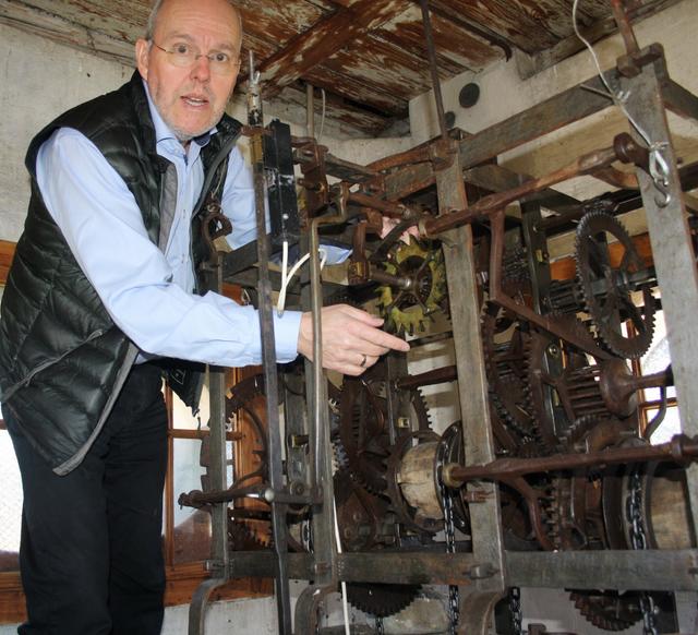 Michael Neureiter bei der Zeitumstellung im Turmhaus von Kleßheim. | Foto: horologium/Michael Neureiter