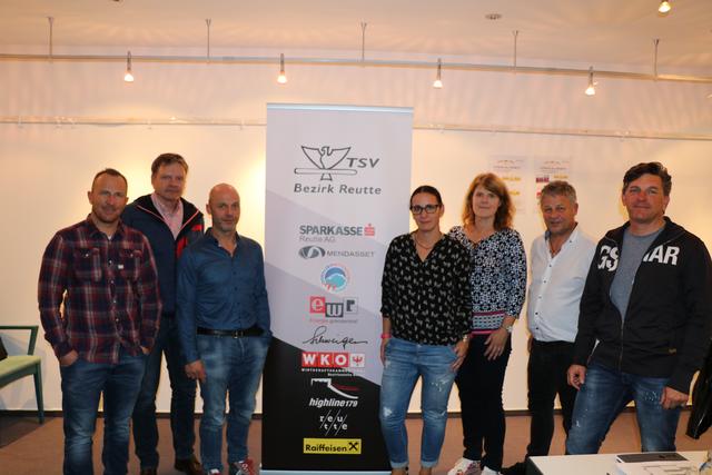 Vom TSV Florian Winkler, Norbert Oberacher und Norbert Denifl mit den Bezirksvertretern Marlene Walcher, Ingrid Wötzinger, Obmann Klaus Wind und Bernhard Kaiser.