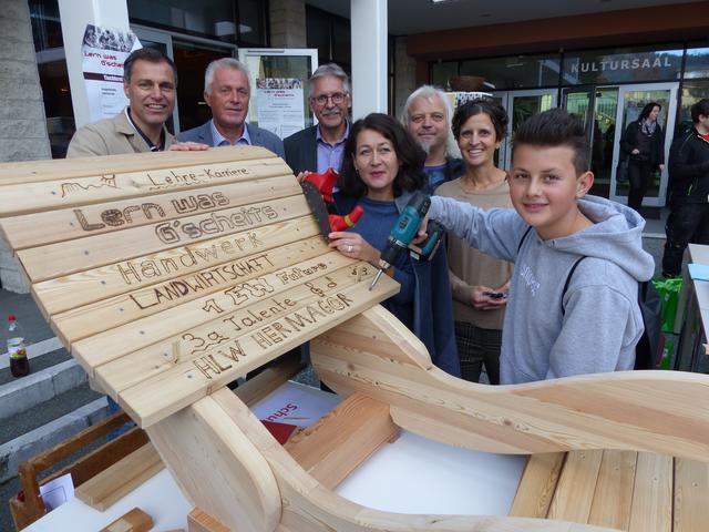 Die Besucher konnten bei der Entstehung zweier Holzliegen mitwirken. Diese sollen dann, genau wie der erbaute Brunnen im Vorjahr, im öffentlichen Raum in Hermagor aufgestellt werden