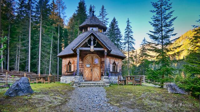 .......hinten weiter steht diese schöne Hubertuskapelle,leider war sie versperrt,als wir reinkamen.....