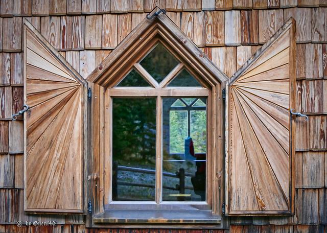 ..........sehr schön sind die Fenster mit den Flügel gemacht.......