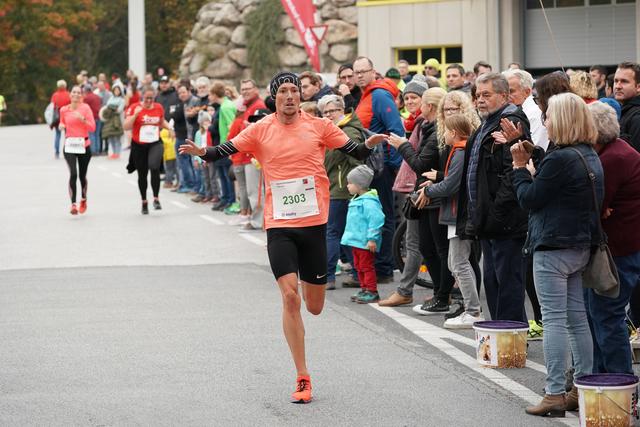 Kevin Wallner auf dem Weg zu einer neuen Bestzeit inklusive Streckenrekord im Piestingtal. | Foto: Baumit Piestingtallauf