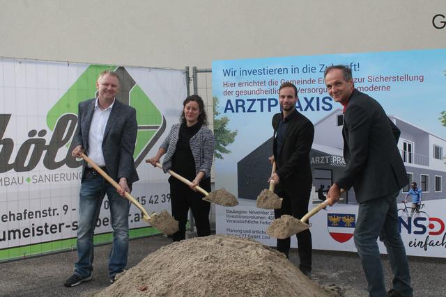 V. l.: Franz Schatz (Geschäftsführer der Baufirma Schöller), Theresa König (Architektin bei Kon-Tur TZ GmbH Linz), Bürgermeister Daniel Lachmayr und Vizebürgermeister Walter Forstenlechner.