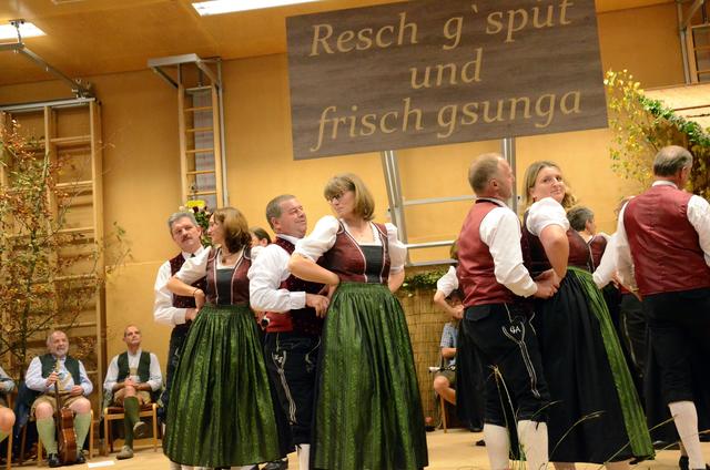 Auftritt der Volkstanzgruppe vom örtlichen Heimat und Trachtenverein beim Volksmusikabend. | Foto: Josef Pointinger/BezirksRundschau